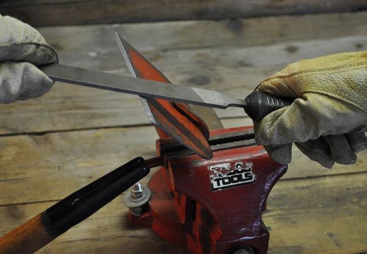 THIS CHEAP SHARPENING TOOL DOES THE JOB WELL.Garden Tool. How I Sharpen My  Pruners Secateurs 