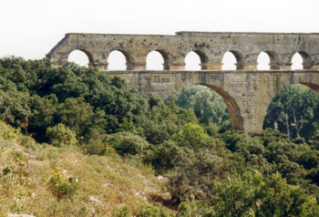 A rozmaring jellegzetes élőhelye, Dél-Franciaország Pont du Gard közelében.